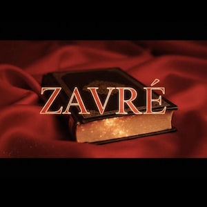 Puede incluir: Un libro con la palabra "ZAVRÉ" en letras rojas, sobre un fondo de tela roja. Las páginas del libro brillan con una luz cálida, creando un contraste llamativo con la cubierta oscura y el fondo.