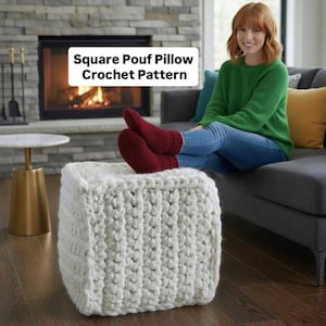 Könnte beinhalten: Ein quadratischer, cremefarbener Pouf mit einem groben Häkeldesign. Der Text "Square Pouf Pillow Crochet Pattern" wird auf dem Bild angezeigt. Eine Person mit einem grünen Pullover und blauen Jeans sitzt auf einem Sofa und hat die Füße auf dem Pouf.