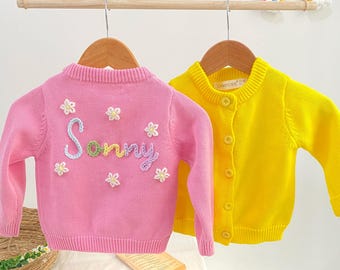 Spersonalizowany kardigan dziecięcy, dzianina z haftowanym imieniem, miękki bawełniany sweterek dla malucha, prezent urodzinowy