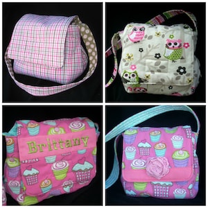 Może przedstawiać: Cztery różne style różowych i białych dziecięcych torebek z tkaniny. Torby mają różne wzory, w tym kratę, sowy, babeczki i grochy. Torby mają regulowane paski i są idealne do noszenia małych przedmiotów.