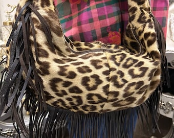 Koeienhuid handtas met luipaardprint | Handgemaakte leren portemonnee met franje | Boho western-statementtas