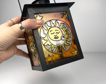 Vintage metallljushållare pinne gammal stormlampa himmelsk design, himmelsk sol, himmelsk måne