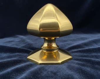 Pomello centrale per porta a freccia in ottone massiccio – Diametro 63 mm, maniglia per porta d'ingresso, accessorio decorativo per porte d'epoca.