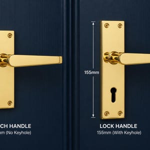 Puede incluir: Dos manijas de puerta doradas, una con ojo de cerradura y otra sin. La manija de pestillo mide 12 cm de largo y la manija de cerradura mide 15,5 cm de largo. Ambas están montadas en una puerta azul oscuro.