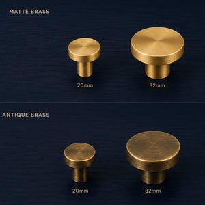 Peut inclure: Boutons de meuble en laiton mat et en laiton antique. Les boutons en laiton mat mesurent 20 mm et 32 mm de diamètre. Les boutons en laiton antique mesurent également 20 mm et 32 mm de diamètre. Les boutons ont une base cylindrique et un dessus plat et rond.