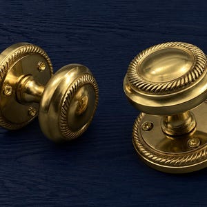 Puxadores de porta georgianos em latão maciço – Par de 65 mm para encaixe, ferragens clássicas de época para portas.