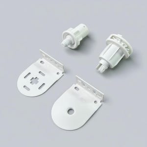 Puede incluir: Componentes blancos para persianas enrollables, que incluyen dos soportes y dos mecanismos de rodillo. Los soportes tienen múltiples orificios de montaje. Los mecanismos tienen diseños cilíndricos y de engranajes. Los componentes son de plástico.