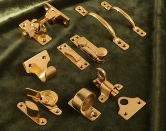 Herrajes de latón macizo para ventanas de guillotina: fijaciones, manillas, cerraduras y elevadores