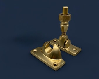 Solidny mosiężny element mocujący do okna skrzydłowego Brighton – Solidny mosiądz – Lakierowany