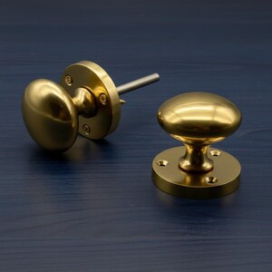 Dörrknoppar i massiv mässing – 60 mm, par i artisanguld, lackerad finish.
