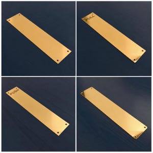 Puede incluir: Cuatro placas de puerta rectangulares doradas. Una placa está en blanco, mientras que las otras tienen las palabras "PULL" y "PUSH" grabadas. Cada placa tiene cuatro orificios para tornillos. Las placas se muestran sobre una superficie azul oscuro.