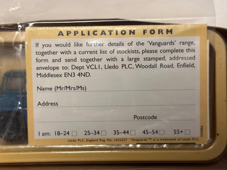 以下が含まれることがあります： 「APPLICATION FORM」のテキストが入った印刷された申請書のクローズアップ。 フォームには、名前、住所、郵便番号のフィールドと、年齢範囲のチェックボックスが含まれています。 フォームは「Vanguards」シリーズ用です。
