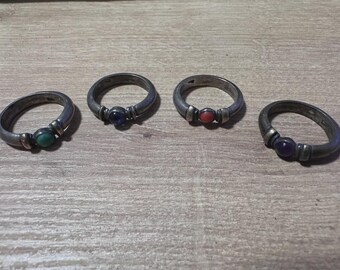 Set van 4 vintage zilveren ringen met cabochons van edelstenen.