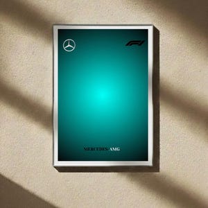 Puede incluir: Póster enmarcado con un fondo degradado turquesa. El logotipo de Mercedes-AMG y el logotipo de F1 están en la parte superior, con "MERCEDES AMG" en la parte inferior. El póster está en un marco blanco.
