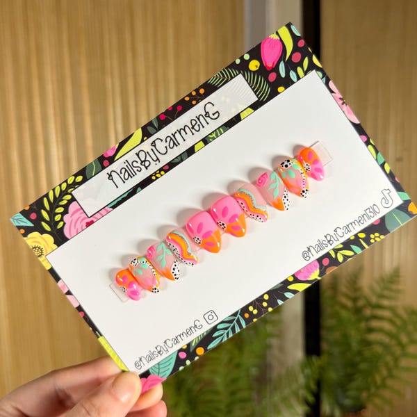 Uñas acrílicas con estampado floral de verano / Uñas de primavera hechas a mano / Uñas cortas almendradas