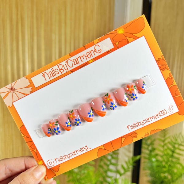 Uñas francesas con estampado floral naranja hechas a mano