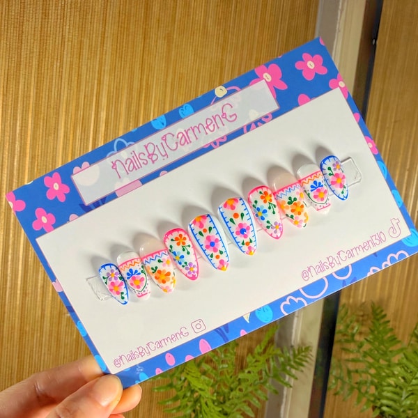 Roze talavera acrylpers op nagels: kleurrijke handgemaakte kunstnagels