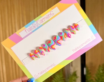 Bunte Swirl Acrylpresse auf den Nägeln: Kurzer Stiletto Retro Stil