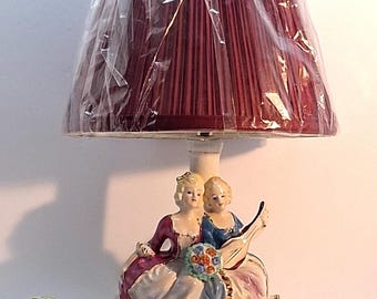 Lampada da tavolo vintage in porcellana in stile coloniale con figure femminili canterine, prodotta da Apex tra gli anni '40 e '60.