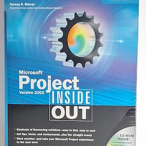以下が含まれることがあります： Microsoft Project Version 2002 の「Project Inside Out」というタイトルの本。表紙は青色で、黒い歯車のデザインとカラフルな中心部があります。CD-ROM が含まれており、Teresa S. Stover によって書かれています。