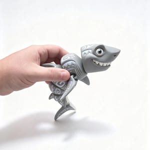 Tiburón con tatuajes de Flexi Factory / Juguete antiestrés articulado impreso en 3D / Tiburón flexible con estampado de tatuajes tribales / Mascota sensorial de escritorio / Regalo único