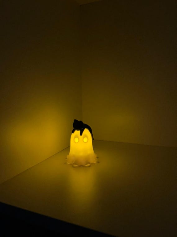 Leuchtender Geist mit Katze LED Nachtlicht Deko süße Geister Lampe 3D gedruckte Dekofigur – warmweißes Stimmungslicht für Regal & Nachttisch