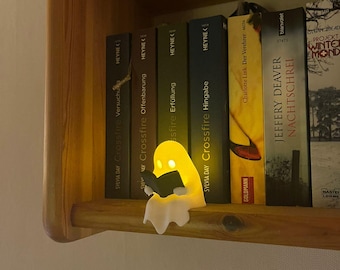 Leuchtender Lesegeist als Nachtlicht – 3D-gedruckte LED-Deko für Bücherregal & Fensterbank – warmweißes Stimmungslicht