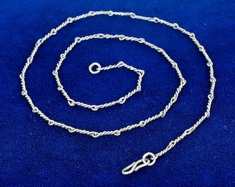 Collar de cadena de plata de ley con cierre de seguridad en forma de cuerda.