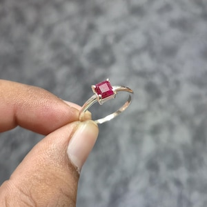 Exquisiter facettierter Kaschmir-Rubinring, 925er Sterlingsilber, echter ovaler Edelstein, handgefertigter Designerschmuck, ein wertvolles Erbstück