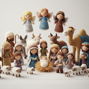 Könnte beinhalten: Eine gehäkelte Krippenszene mit Figuren von Engeln, Hirten, Tieren und der Heiligen Familie. Die Figuren sind in verschiedenen Farben wie Beige, Braun, Blau und Grün gehalten. Die Szene umfasst ein Kamel, Schafe und ein Baby in einer Krippe.