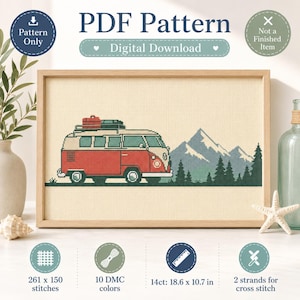 Op de afbeelding: Kruissteekpatroon met een rood-crème camperbusje met bagage, tegen een achtergrond van bergen en dennenbomen. Het ontwerp is omlijst in een houten rand en bevat de tekst "PDF Pattern - Digital Download". Het patroon meet 47.2 x 27.2 cm.