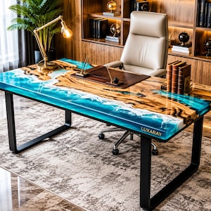 Peut inclure: Un bureau rectangulaire composé d'une dalle de bois naturel avec une incrustation en résine bleue brillante imitant les vagues de l'océan avec des accents d'écume blanche. Le bureau a des pieds en métal noir et le mot LUXARAY est inscrit en or.
