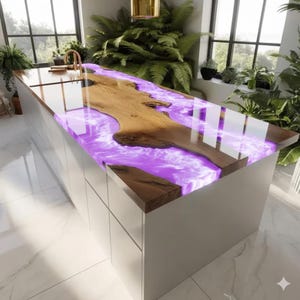 Può includere: Un'isola cucina moderna dal design unico. Il piano di lavoro presenta una sezione in legno a bordo vivo con un vivace riempimento in resina viola. L'isola ha una base bianca e una superficie lucida e riflettente.