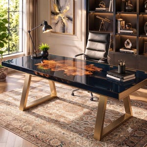 Peut inclure: Un bureau rectangulaire doté d'une surface en résine bleu foncé avec une incrustation centrale en loupe de bois naturel, soutenu par deux pieds trapézoïdaux en métal doré. Le bureau est placé dans une pièce avec une chaise de bureau noire.