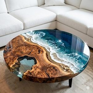 Pode incluir: Mesa de centro redonda com um design único. A mesa apresenta uma base de madeira com um padrão de grão natural, combinada com um tampo de resina que imita uma cena oceânica. A mesa tem aproximadamente 100 cm de diâmetro e pernas pretas.