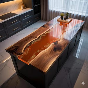 Può includere: Un'isola cucina personalizzata con un piano di lavoro in legno a bordo vivo. Il piano di lavoro presenta un fiume di resina arancione con scaglie d'oro. La base è nera, in una cucina moderna.