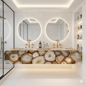 Könnte beinhalten: Modernes Badezimmer mit einem einzigartigen Waschbecken aus Achatstein. Zwei runde Spiegel mit beleuchteten Rändern hängen über den Waschbecken. Goldfarbene Wasserhähne und Armaturen ergänzen die neutrale Farbpalette. Weiße Fliesenböden und Wände schaffen eine saubere Atmosphäre.