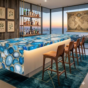 Può includere: Un bar di lusso con un piano d'appoggio in agata blu e sgabelli da bar in pelle marrone. Il bar ha una base bianca con una calda illuminazione. Una mensola in legno espone varie bottiglie di liquore. Una grande mappa del mondo è appesa al muro.