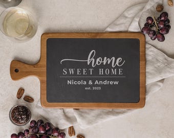 Tabla de embutidos personalizada con cuchillos, tabla de quesos de pizarra y acacia grabada, regalo personalizado con nombre de familia para inauguración de casa, regalo de boda para la pareja