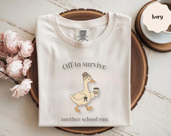 Camiseta "A sobrevivir a otra carrera escolar", Camiseta divertida de mamá con pato, Regalo para mamá de Comfort Colors, Camiseta de café con moño despeinado, Camiseta de mamá cansada para mujer