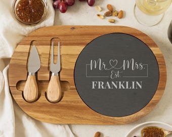 Tabla de embutidos personalizada con cuchillos – Tabla de quesos grabada a medida para recién casados, regalo para el hogar, boda o inauguración de casa