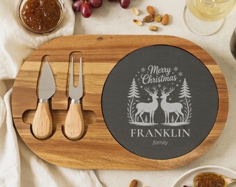 Tabla de embutidos navideña personalizada, tabla de quesos de pizarra y acacia grabada, regalo personalizado con nombre de familia, decoración navideña