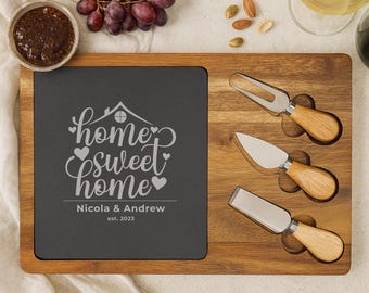Tabla de embutidos personalizada con cuchillos, tabla de quesos de pizarra y acacia grabada, regalo personalizado con nombre de familia para inauguración de casa, regalo de boda para la pareja