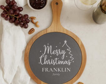Tabla de embutidos navideña personalizada con cuchillos: tabla de quesos de pizarra y acacia grabada, regalo personalizado con nombre de familia, decoración navideña