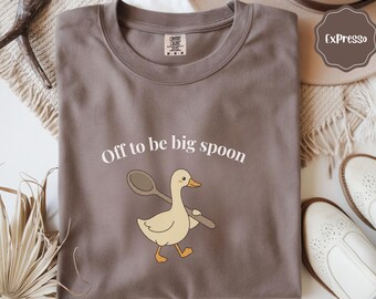 Camiseta "Off to Be Big Spoon", camiseta divertida de pato para abrazar, regalo para parejas de Comfort Colors, linda camiseta de relación, regalo divertido para ella y para él, camiseta acogedora