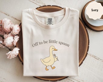 Camiseta "Off to Be Little Spoon", camiseta divertida de pato abrazando, regalo para parejas de Comfort Colors, linda camiseta de relación, regalo de camisetas a juego para parejas