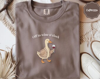 Camiseta "Off to Wine O'Clock", divertida camiseta de pato y vino, regalo para amantes del vino de Comfort Colors, linda camiseta de suéter de pato, camiseta para mamás aficionadas al vino, salida nocturna de chicas.