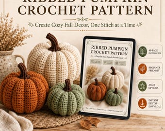 Peut inclure: Un modèle de crochet PDF numérique pour citrouilles côtelées, avec le texte RIBBED PUMPKIN CROCHET PATTERN. L'image montre trois citrouilles crochetées en crème, orange et vert sauge, à côté d'une tablette affichant le guide du modèle.
