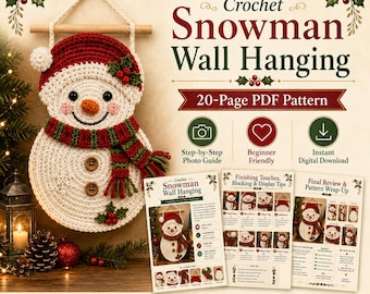 Peut inclure: Une suspension murale bonhomme de neige au crochet avec un bonnet rouge, une écharpe verte et rouge et deux boutons marron. L'image contient du texte pour un patron PDF de 20 pages, un guide photo étape par étape et trois pages d'instructions.