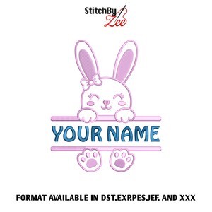 Puede incluir: Un diseño de conejo rosa y blanco con el texto "YOUR NAME" en azul. La imagen incluye el texto "StitchBy Zee" y "FORMAT AVAILABLE IN DST,EXP,PES,JEF, AND XXX". El diseño presenta un conejo con un lazo, patas y un espacio para personalización.